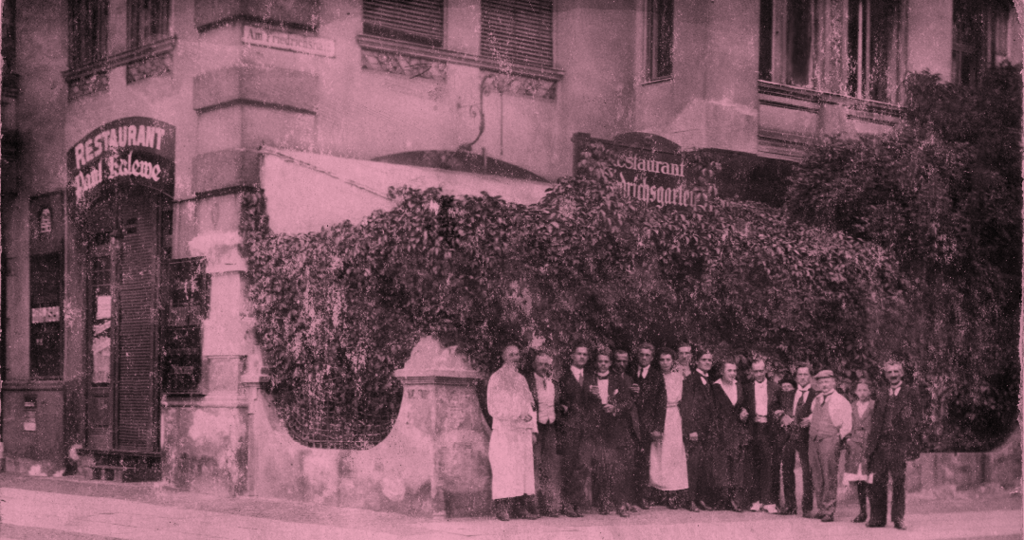 Am Friedrichshain, Ecke Käthe-Niederkirchner-Straße [damals Lippehner Straße,  heute Restaurant »Il Pane e le Rose«] um 1920 · tobios publishing