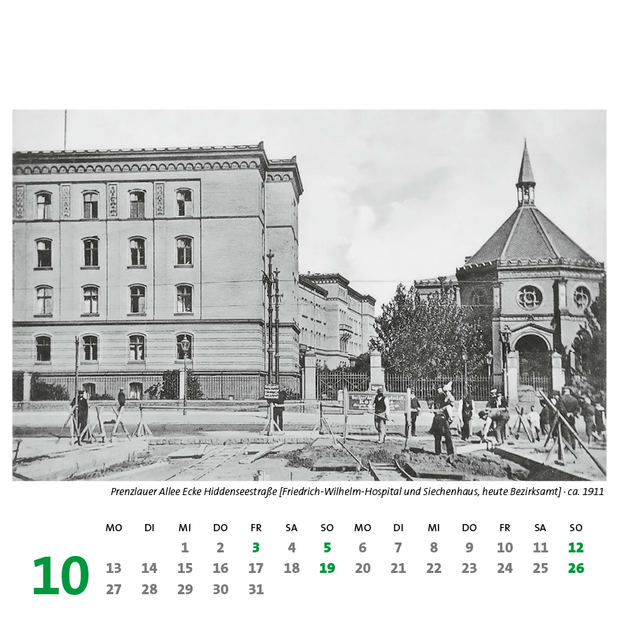 Prenzlauer Berg Kalender 2025, Monat 10: Prenzlauer Allee Ecke Hiddenseestraße [Friedrich-Wilhelm-Hospital und Siechenhaus, heute Bezirksamt] · ca. 1911