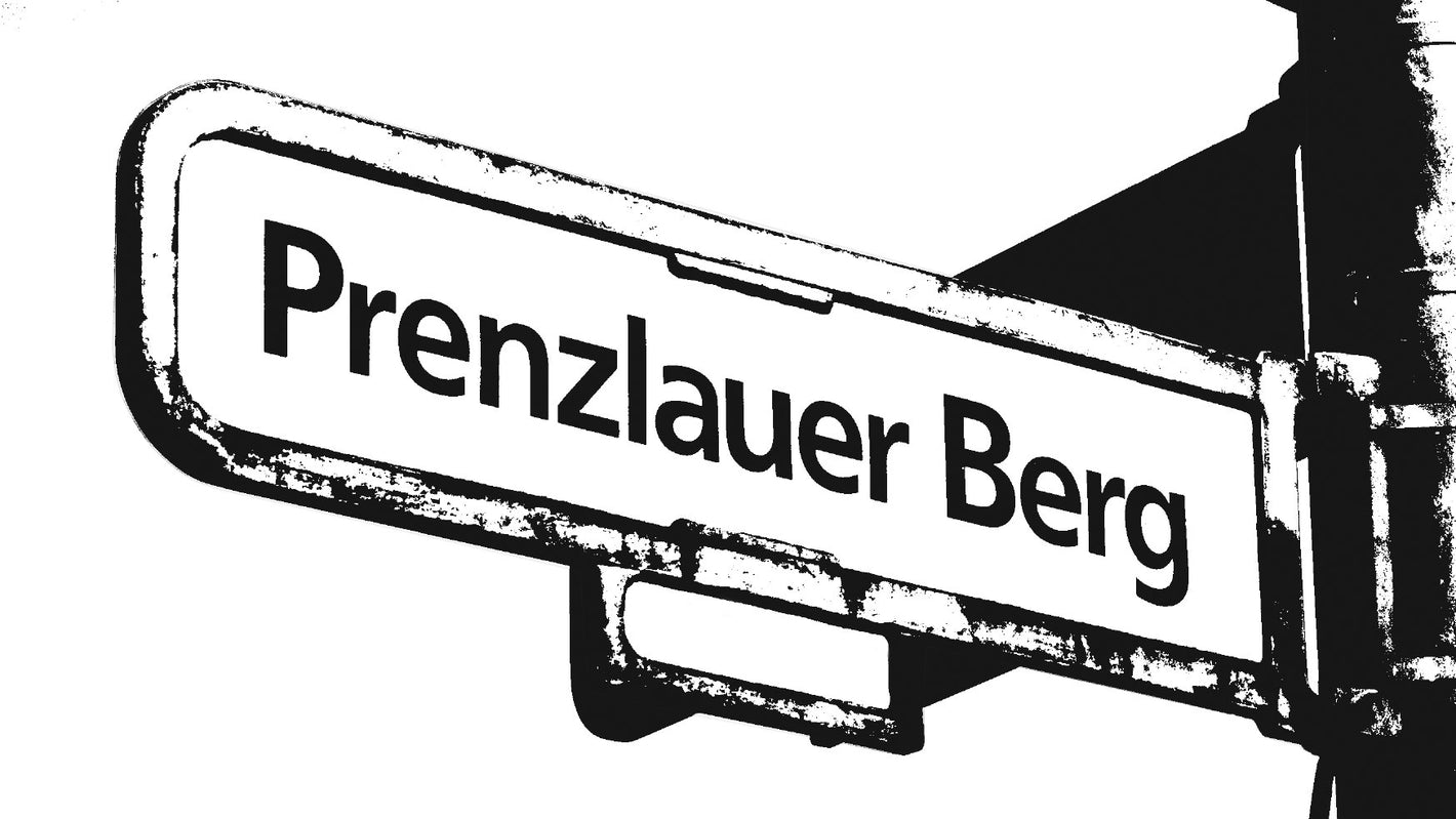 Straßenschild: Prenzlauer Berg in 10405 Berlin. Die Straße »Prenzlauer Berg« verbindet als Verlängerung der Friedenstraße die Greifswalder Straße mit der Prenzlauer Allee. Vor 1913 hieß sie Friedenstraße. 