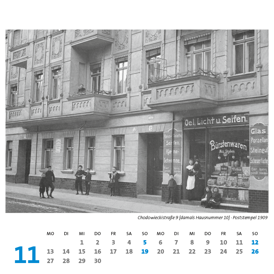 Chodowieckistraße 9 [damals Hausnummer 10] · Poststempel 1909. Kalender Berlin Prenzlauer Berg 2023 (15 × 15 cm) Historische Ansichtskarten und Fotografien, ISBN 978-3-948297-12-1: innenansicht 11-November.