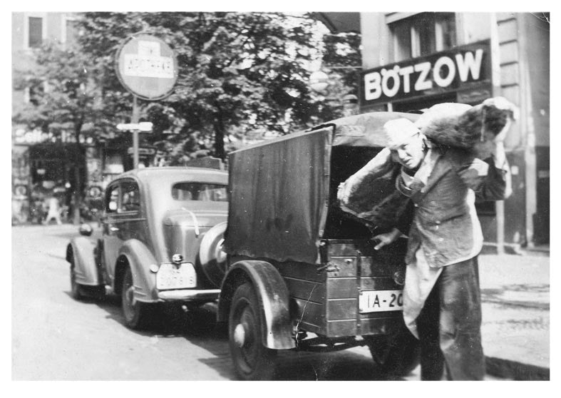 Postkarte unbekannt · Mann mit Lamm · Bötzow-Brauerei von tobios publishing